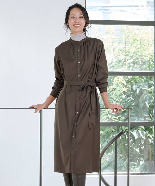 J.PRESS(ジェイプレス)の「ギャバストレッチ ワンピース(シャツワンピース・レディース・ダークブラウン系/ライトグレー系/ネイビー系・11/9)」の2枚目の写真