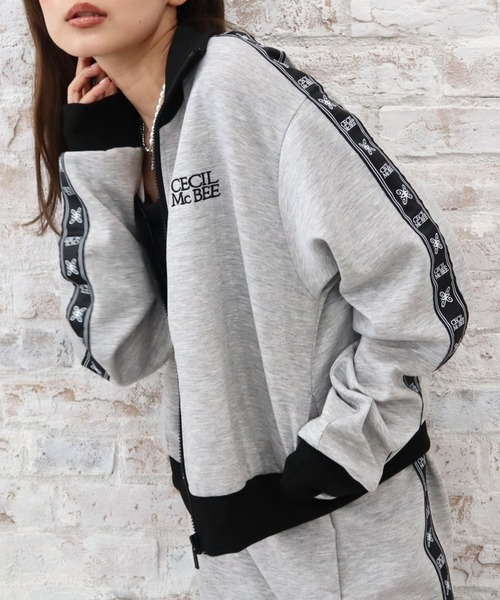 CECIL McBEE（セシルマクビー）の「袖ジャガードロゴ ダンボールニット