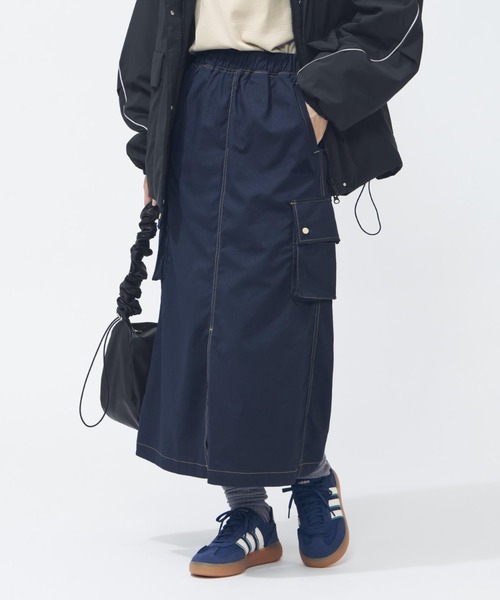 adidas(アディダス)の「【別注】アディダス adidas デニムライク ストレッチ ウーブン ルーズフィット カーゴスカート 限定コラボ(スカート・レディース・ブラック/ネイビー・S/M/L/XL)」の1枚目の写真