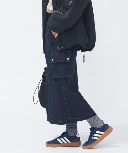 adidas(アディダス)の「【別注】アディダス adidas デニムライク ストレッチ ウーブン ルーズフィット カーゴスカート 限定コラボ(スカート・レディース・ブラック/ネイビー・S/M/L/XL)」の3枚目の写真