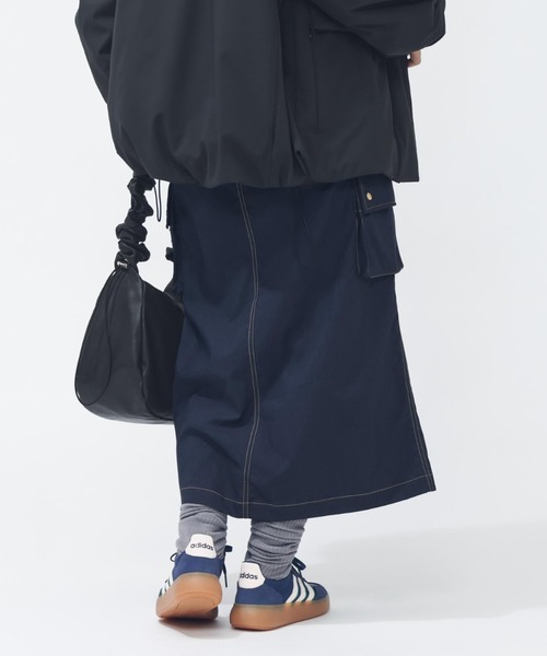 adidas(アディダス)の「【別注】アディダス adidas デニムライク ストレッチ ウーブン ルーズフィット カーゴスカート 限定コラボ(スカート・レディース・ブラック/ネイビー・S/M/L/XL)」の4枚目の写真