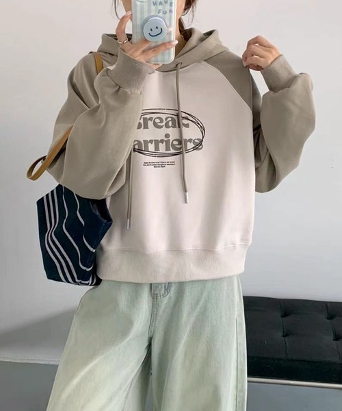 aimoha(アイモハ)の「カレッジロゴ プリント ラグラン パーカー(スウェット・レディース・ネイビー/ベージュ/ピンク/レッド・FREE)」の1枚目の写真