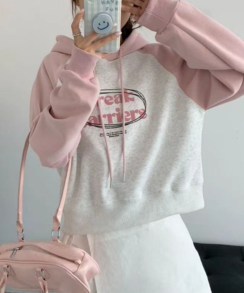 aimoha(アイモハ)の「カレッジロゴ プリント ラグラン パーカー(スウェット・レディース・ネイビー/ベージュ/ピンク/レッド・FREE)」の8枚目の写真