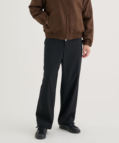 ATON（エイトン）の「ATON】BACK SATIN UTILITY PANTS／上品に穿けるワイドユーティリティパンツ（カーゴパンツ・メンズ・ブラック/カーキ・4/6/2）」の2枚目の写真