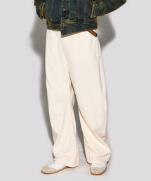 WESLEYHYUSTON（ウェズリーユーストン）の「Curved dart detail wide denim pants ivory（デニムパンツ）」