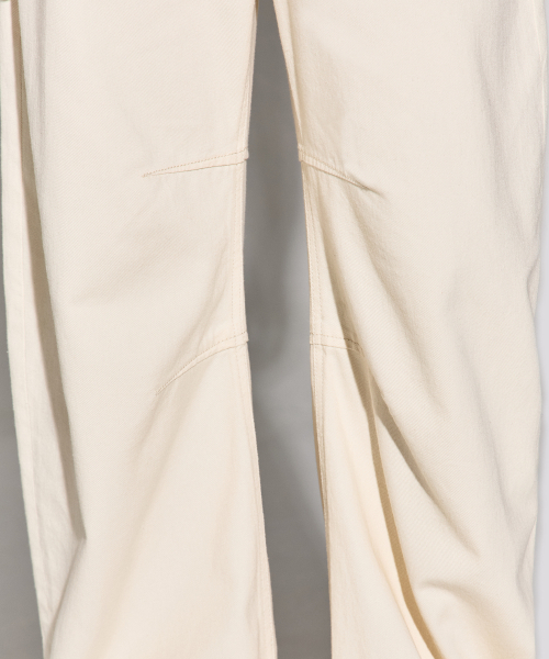 WESLEYHYUSTON（ウェズリーユーストン）の「Curved dart detail wide denim pants ivory（デニムパンツ・メンズ・その他・SMALL/MEDIUM/LARGE）」の4枚目の写真