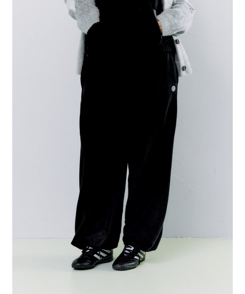 OAFISH(オアフィッシュ)の「DIAGONAL FLEECE JOGGER PANTS, BLACK(スウェットパンツ・レディース・その他・1/2)」の2枚目の写真