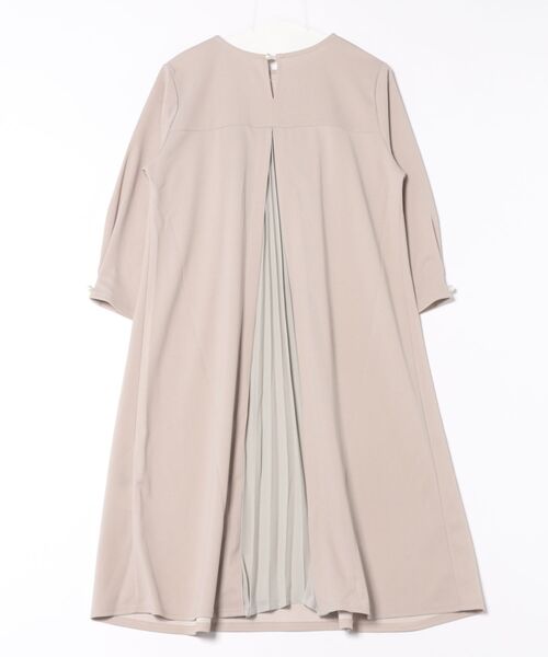 INTERPLANET(インタープラネット)の「カットジョーゼットBACKプリーツワンピース(ワンピース・レディース・ブラック/グレイッシュベージュ・FREE)」の3枚目の写真