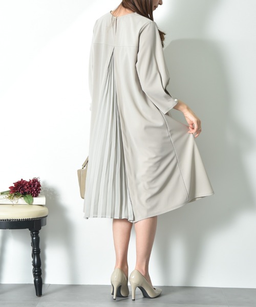 INTERPLANET(インタープラネット)の「カットジョーゼットBACKプリーツワンピース(ワンピース・レディース・ブラック/グレイッシュベージュ・FREE)」の2枚目の写真