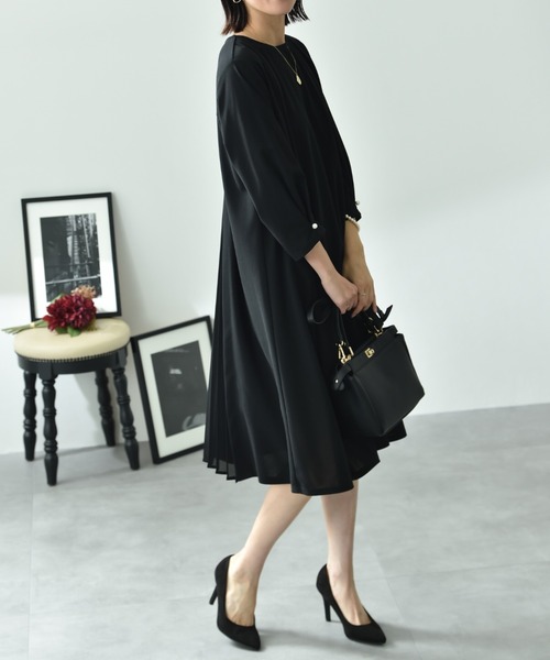 INTERPLANET(インタープラネット)の「カットジョーゼットBACKプリーツワンピース(ワンピース・レディース・ブラック/グレイッシュベージュ・FREE)」の1枚目の写真