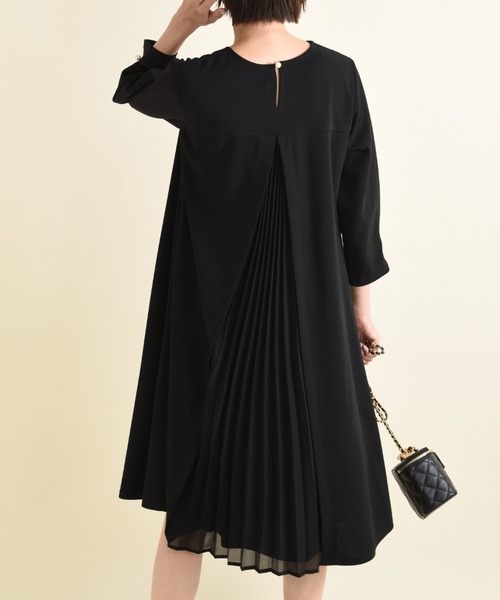 INTERPLANET(インタープラネット)の「カットジョーゼットBACKプリーツワンピース(ワンピース・レディース・ブラック/グレイッシュベージュ・FREE)」の16枚目の写真