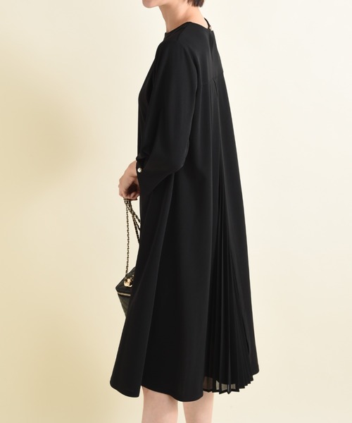 INTERPLANET(インタープラネット)の「カットジョーゼットBACKプリーツワンピース(ワンピース・レディース・ブラック/グレイッシュベージュ・FREE)」の15枚目の写真