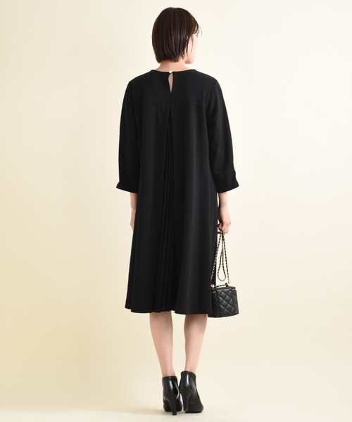 INTERPLANET(インタープラネット)の「カットジョーゼットBACKプリーツワンピース(ワンピース・レディース・ブラック/グレイッシュベージュ・FREE)」の9枚目の写真