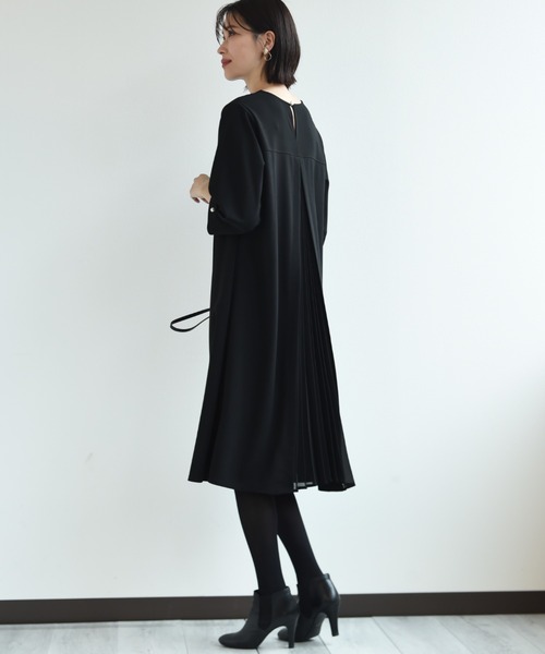 INTERPLANET(インタープラネット)の「カットジョーゼットBACKプリーツワンピース(ワンピース・レディース・ブラック/グレイッシュベージュ・FREE)」の22枚目の写真