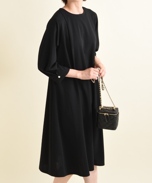 INTERPLANET(インタープラネット)の「カットジョーゼットBACKプリーツワンピース(ワンピース・レディース・ブラック/グレイッシュベージュ・FREE)」の19枚目の写真