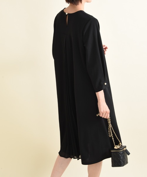 INTERPLANET(インタープラネット)の「カットジョーゼットBACKプリーツワンピース(ワンピース・レディース・ブラック/グレイッシュベージュ・FREE)」の18枚目の写真