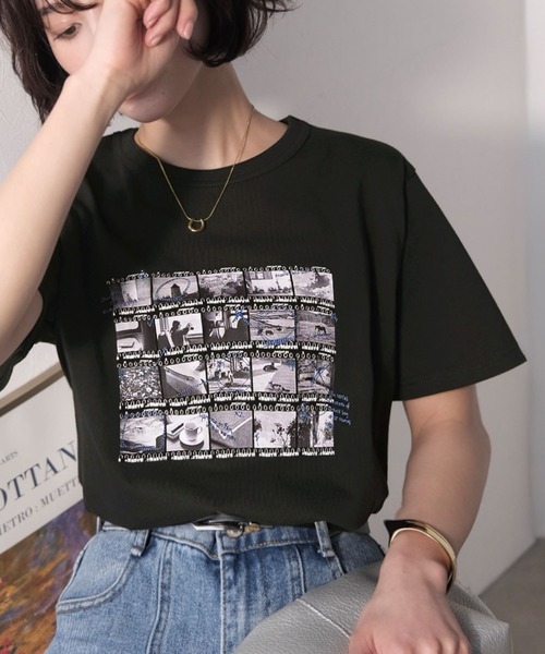 classicalelf(クラシカルエルフ)の「【接触冷感機能付き】ただのTシャツじゃ、終わらない。フィルムネガフォトプリント×ラクガキ刺繍Tシャツ(半袖)(Tシャツ/カットソー・レディース・チャコール/ブラック/オフホワイト・LARGE/MEDIUM/SMALL/X-LARGE)」の12枚目の写真
