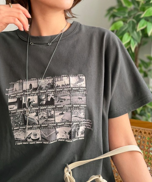 classicalelf(クラシカルエルフ)の「【接触冷感機能付き】ただのTシャツじゃ、終わらない。フィルムネガフォトプリント×ラクガキ刺繍Tシャツ(半袖)(Tシャツ/カットソー・レディース・チャコール/ブラック/オフホワイト・LARGE/MEDIUM/SMALL/X-LARGE)」の22枚目の写真