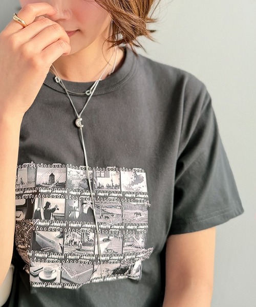 classicalelf(クラシカルエルフ)の「【接触冷感機能付き】ただのTシャツじゃ、終わらない。フィルムネガフォトプリント×ラクガキ刺繍Tシャツ(半袖)(Tシャツ/カットソー・レディース・チャコール/ブラック/オフホワイト・LARGE/MEDIUM/SMALL/X-LARGE)」の20枚目の写真