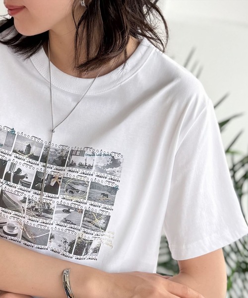 classicalelf(クラシカルエルフ)の「【接触冷感機能付き】ただのTシャツじゃ、終わらない。フィルムネガフォトプリント×ラクガキ刺繍Tシャツ(半袖)(Tシャツ/カットソー・レディース・チャコール/ブラック/オフホワイト・LARGE/MEDIUM/SMALL/X-LARGE)」の4枚目の写真