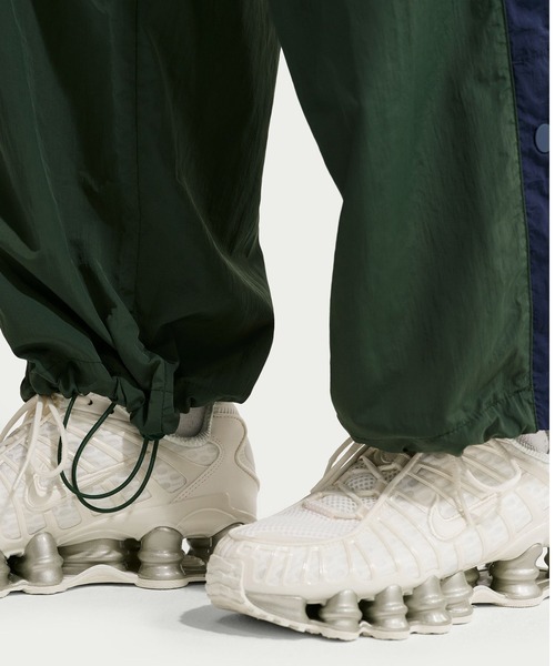 NIKE(ナイキ)の「NIKE AS W NSW PARACHUTE HR PANT / ナイキ ウィメンズ NSW パラシュート HR パンツ 【SP】(その他パンツ・レディース・グリーン/ブラック・S/M/L)」の5枚目の写真