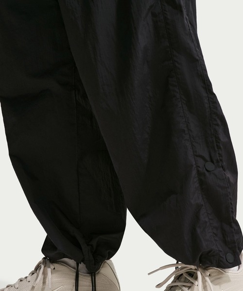 NIKE(ナイキ)の「NIKE AS W NSW PARACHUTE HR PANT / ナイキ ウィメンズ NSW パラシュート HR パンツ 【SP】(その他パンツ・レディース・グリーン/ブラック・S/M/L)」の14枚目の写真