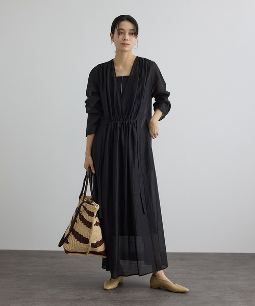 SALON adam et rope'（サロン アダム エ ロペ）の「【WEB限定】サブリエギャザーワンピース（ワンピース・レディース・ブラック/ブラウン・FREE）」の2枚目の写真