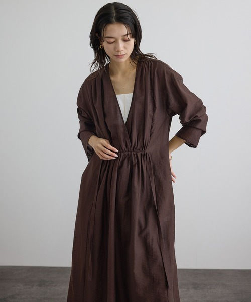 SALON adam et rope'（サロン アダム エ ロペ）の「【WEB限定】サブリエギャザーワンピース（ワンピース・レディース・ブラック/ブラウン・FREE）」の4枚目の写真