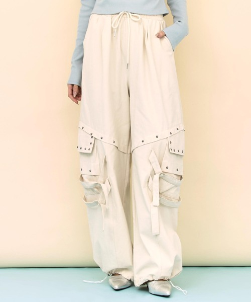 ANAP(アナップ)の「スタッズデザインカーゴボリュームパンツ(その他パンツ・レディース・ブラック/アイボリー/レッド・F)」の1枚目の写真