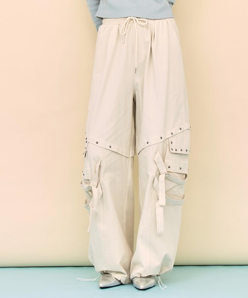 ANAP(アナップ)の「スタッズデザインカーゴボリュームパンツ(その他パンツ・レディース・ブラック/アイボリー/レッド・F)」の4枚目の写真