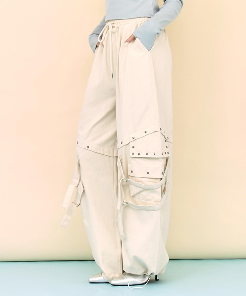 ANAP(アナップ)の「スタッズデザインカーゴボリュームパンツ(その他パンツ・レディース・ブラック/アイボリー/レッド・F)」の5枚目の写真