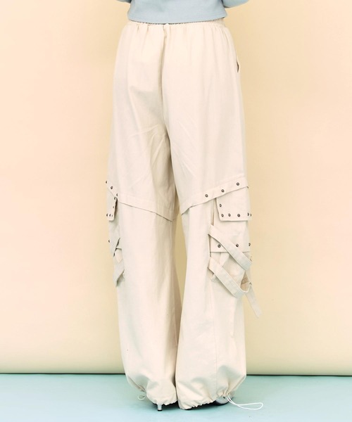 ANAP(アナップ)の「スタッズデザインカーゴボリュームパンツ(その他パンツ・レディース・ブラック/アイボリー/レッド・F)」の7枚目の写真