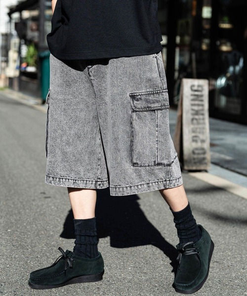 Rocky Monroe（ロッキーモンロー）の「ケミカルウォッシュ オーバーダイ ワイドデニムカーゴハーフパンツ（デニムパンツ・メンズ・ブラウン/ライトブラック/インディゴブルー・M/L）」の2枚目の写真