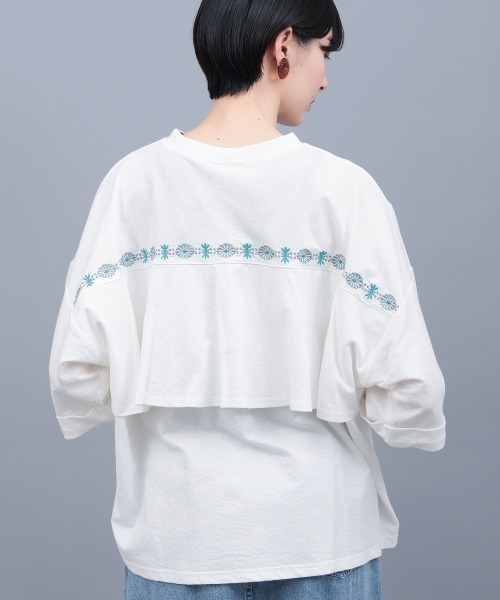 チチカカ(チチカカ)の「バックフレアコンチョ刺繍Tシャツ(Tシャツ/カットソー・レディース・ブラック/ホワイト/ブラウン・FREE)」の1枚目の写真