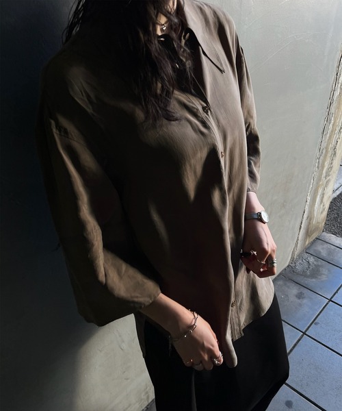 Ameri（アメリ）の「WIDE CUFFS SLEEVE CUPRO BLOUSE（シャツ/ブラウス・レディース・ブラウン/インディゴブルー/アイボリー・FREE）」の4枚目の写真