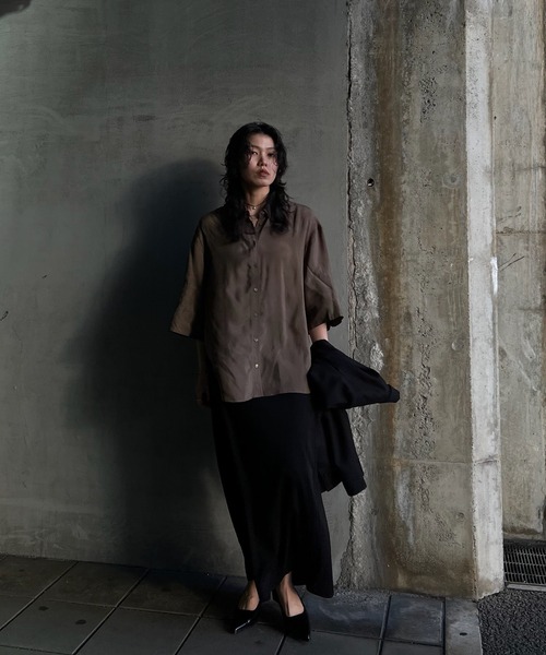 Ameri（アメリ）の「WIDE CUFFS SLEEVE CUPRO BLOUSE（シャツ/ブラウス・レディース・ブラウン/インディゴブルー/アイボリー・FREE）」の5枚目の写真