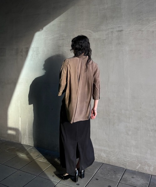 Ameri（アメリ）の「WIDE CUFFS SLEEVE CUPRO BLOUSE（シャツ/ブラウス・レディース・ブラウン/インディゴブルー/アイボリー・FREE）」の6枚目の写真