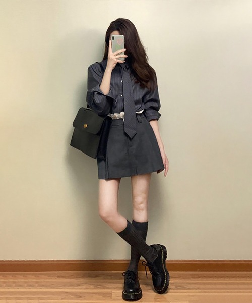 Girly Doll(ガーリードール)の「ネクタイ付きピンストライプシャツ(シャツ/ブラウス・レディース・グレー・S/M/L)」の2枚目の写真