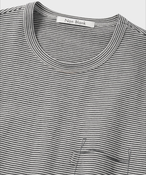 NONBLANK(ノンブランク)の「ピンストライプTシャツ_GREY(Tシャツ/カットソー・メンズ・ライトグレー・MEDIUM/LARGE/X-LARGE)」の3枚目の写真