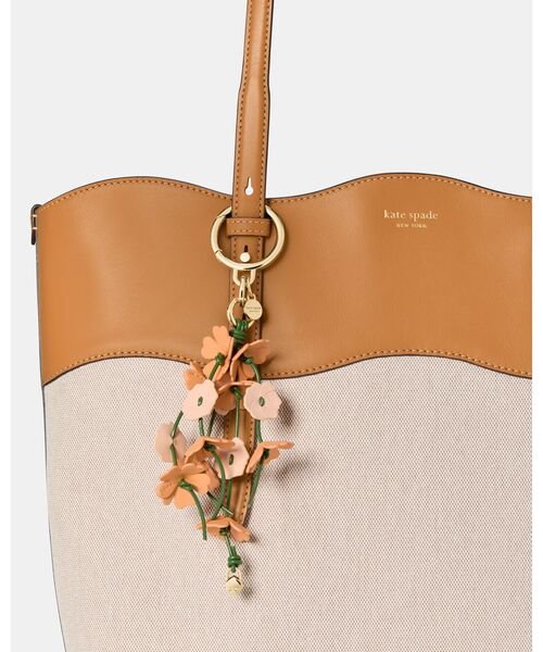 チャームド フラワー バッグ チャーム（キーホルダー）｜kate spade