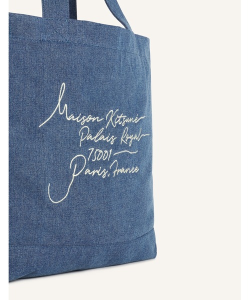 Maison Kitsune(メゾンキツネ)の「POETIC SCRIPT DENIM TOTE(トートバッグ・メンズ・ブルー系その他・U)」の4枚目の写真