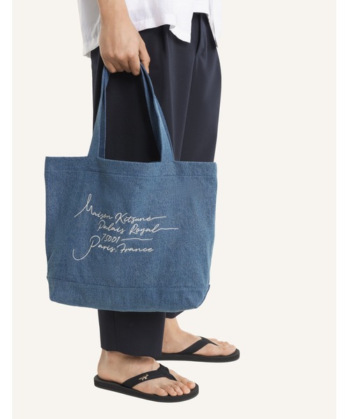 Maison Kitsune(メゾンキツネ)の「POETIC SCRIPT DENIM TOTE(トートバッグ・メンズ・ブルー系その他・U)」の7枚目の写真