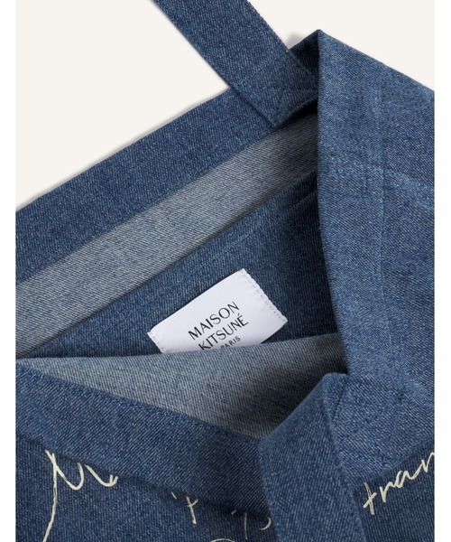 Maison Kitsune(メゾンキツネ)の「POETIC SCRIPT DENIM TOTE(トートバッグ・メンズ・ブルー系その他・U)」の5枚目の写真