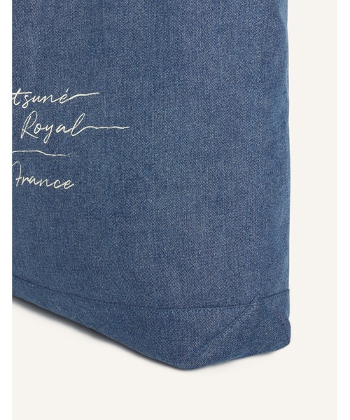 Maison Kitsune(メゾンキツネ)の「POETIC SCRIPT DENIM TOTE(トートバッグ・メンズ・ブルー系その他・U)」の6枚目の写真