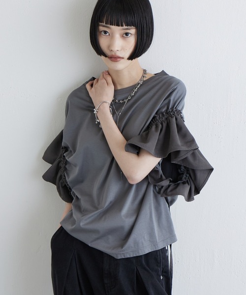 Lui's(ルイス)の「袖別布ドロストフリルプルオーバーTシャツ(Tシャツ/カットソー・レディース・ブラック/チャコールグレー/オフホワイト・FREE)」の2枚目の写真