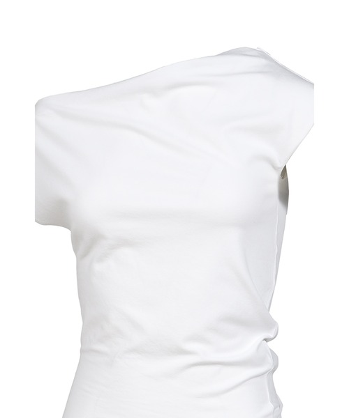 YUNSE(ユンセ)の「ASYMMETRIC OFF-SHOULDER TOP(タンクトップ・レディース・ホワイト・OS)」の5枚目の写真