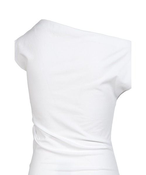 YUNSE(ユンセ)の「ASYMMETRIC OFF-SHOULDER TOP(タンクトップ・レディース・ホワイト・OS)」の3枚目の写真