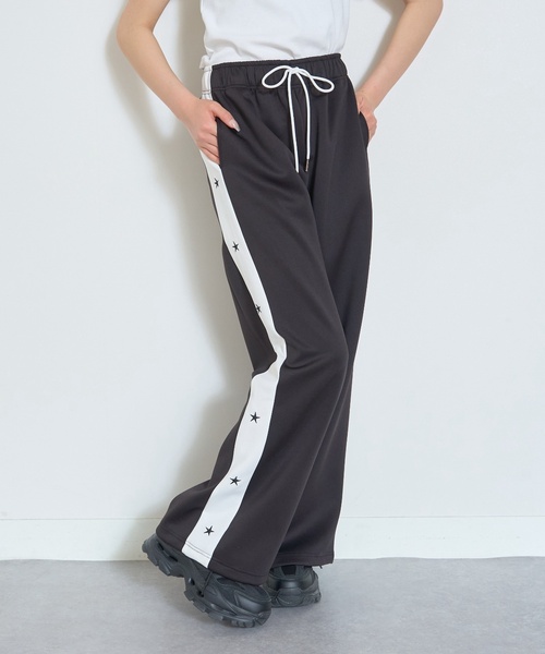 LOVETOXIC(ラブトキシック)の「【LTXC/吸水速乾】星刺しゅうトラックパンツ(その他パンツ・キッズ・ブラック/サックスブルー・L:160cm/S:140cm/130cm/M:150cm)」の1枚目の写真