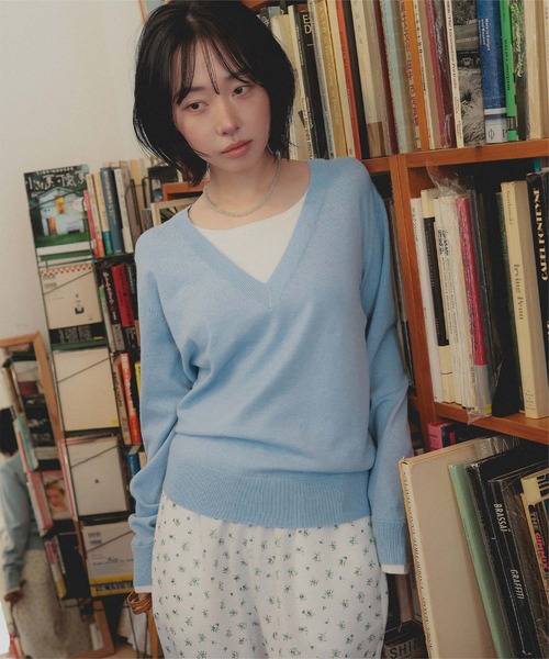 miette(ミエット)の「レイヤードライクVネックニット(ニット/セーター・レディース・グレー/ブラック/ライトブルー・FREE)」の1枚目の写真