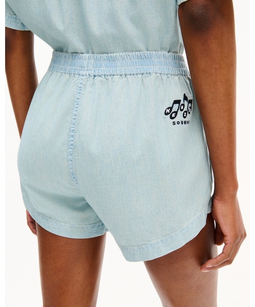 KENZO(ケンゾー)の「'KENZO Sounds' ショーツ イン ウォッシュド シャンブレー(デニムパンツ・レディース・ブルー系その他7・MEDIUM/SMALL)」の3枚目の写真